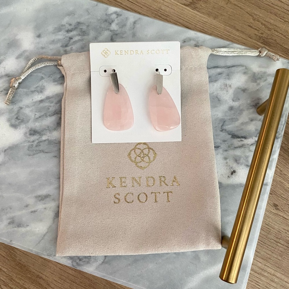 NWT KENDRA SCOTT Marty Drop Earring in Silver Rose Quartz